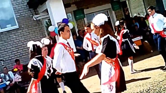 Копия видео "МБОУ СОШ с.Якшимбетово 2017 вальс Башкортостан" смотреть онлайн