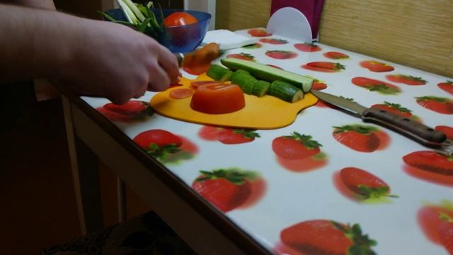 Рез томата остро заточенным ножом. смотреть онлайн