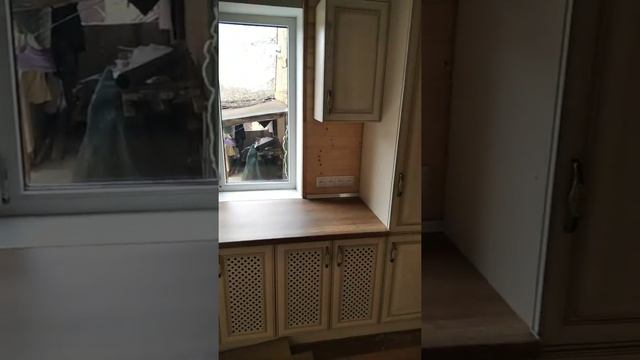 мини кухня перед окном с решётками на против радиаторов смотреть онлайн