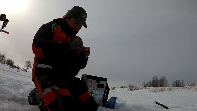 ЛОВЛЯ рыбы с современными ГАДЖЕТАМИ. Подводная съемка. Ловля плотвы. Последний лед смотреть онлайн