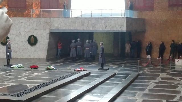 Смена Почётного Караула в Пантеоне Славы Мамаев Курган, Волгоград, 25 ноября 2022 года, 15:00 часов смотреть онлайн