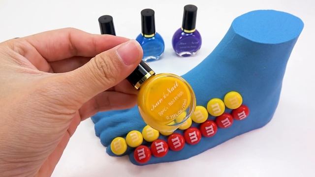 ДЛЯ МАЛЫШЕЙ !  Радужная ножка из кинетического песка с вырезкой из конфет ASMR