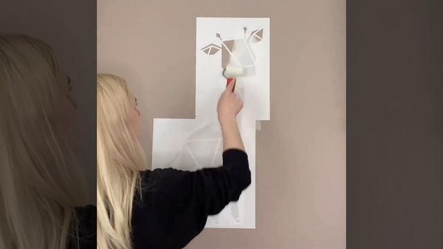 Рисуем полигонального жирафика в детскую комнату с помощью клеевого одноразового трафарета. смотреть онлайн