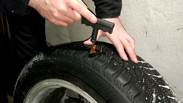 КАК ЛЕГКО УСТРАНИТЬ ПРОКОЛ БЕСКАМЕРНОЙ ШИНЫ