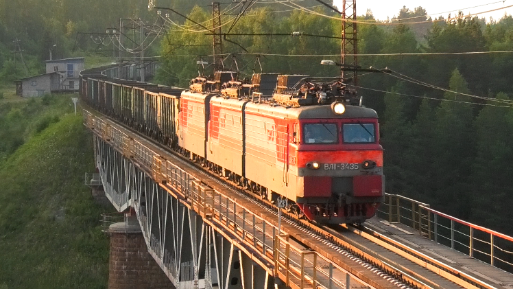 ВЛ11-343/341 А с грузовым поездом следует по мосту через реку Реж смотреть онлайн