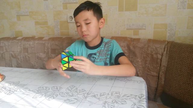 Мальчик собрал кубик рубик за 15 секунд