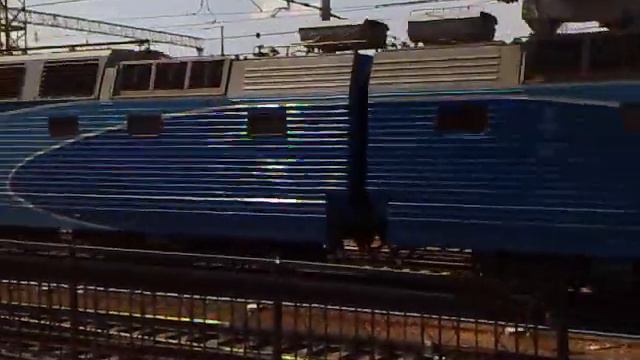 ЧС7? "волна" заходит под поезд смотреть онлайн