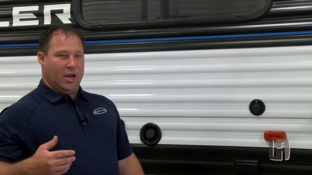 Manual Slide Out Operation - MAINTENANCE MONDAY with Heartland RV смотреть онлайн