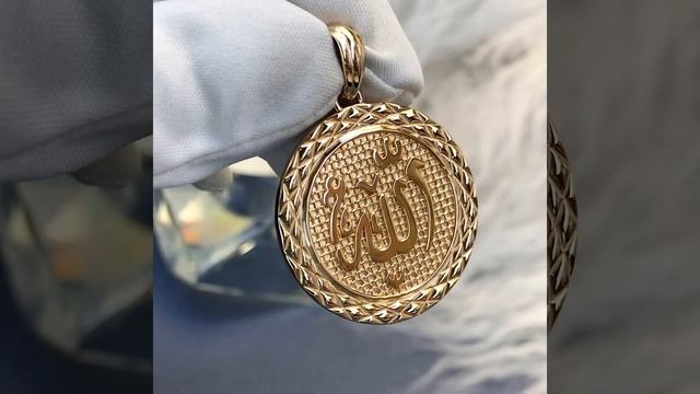 Золотая подвеска на заказ из красного золота с арабской надписью и узором