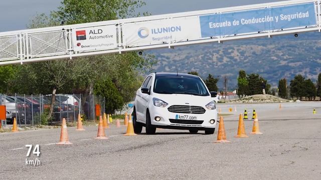 Ford KA+ 2016 - Maniobra de esquiva (moose test) y eslalon | km77.com смотреть онлайн