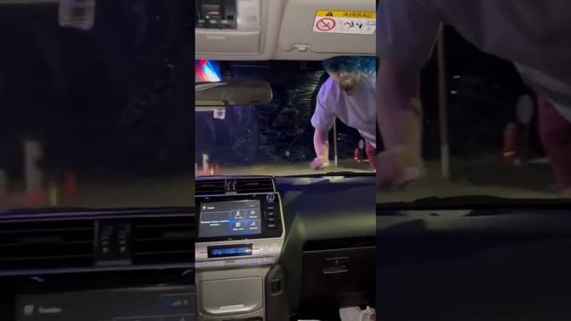 Мальчики просто оттирают мух от лобового стекла