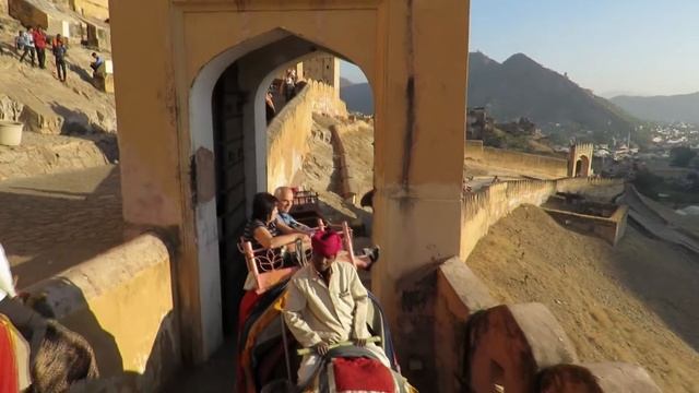 PROMENADE À DOS D'ÉLÉPHANT - FORT D'AMBER (AMER FORT) - JAIPUR - RAJASTHAN - INDE смотреть онлайн