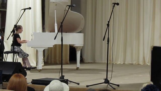 Стефани исполняет "Народный танец" смотреть онлайн