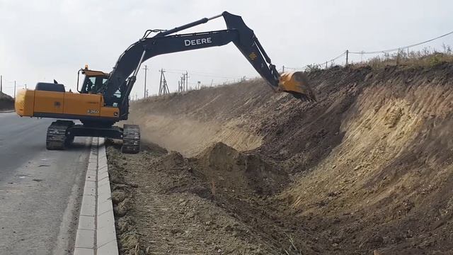 Экскаватор John deere E260LC на планировании откосов смотреть онлайн