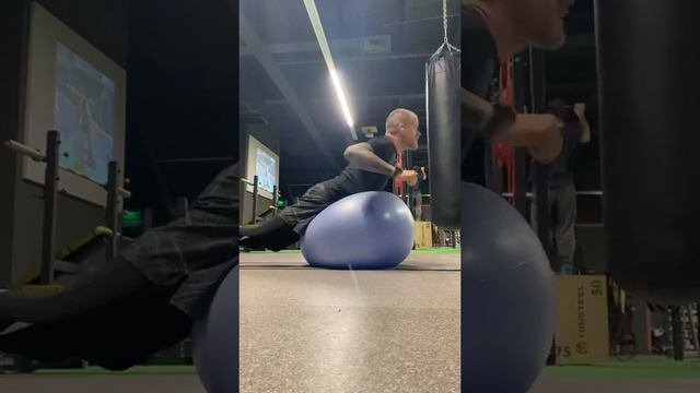Гиперэкстензии на фитболе смотреть онлайн