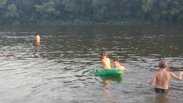 Алёнушка купальщица, ныряльщица и на крокодиле катальщица смотреть онлайн