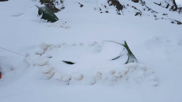 Снегопад разрушил наше поселение в горах смотреть онлайн