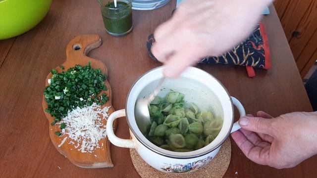Готовим макароны. Вкусно, просто и красиво. Ракушки с добавлением зелени, шпината и сыра смотреть онлайн