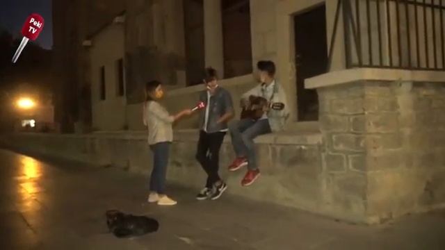 Gitarıyla şov Yapan Genç / Elfida