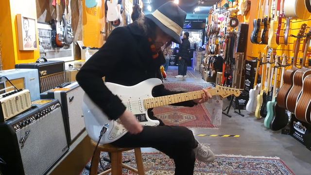 Fender Stratocaster Mexican Players in Denmark Street смотреть онлайн