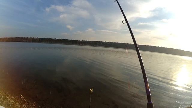 ЛЕЩ УШЕЛ НА ГЛУБИНУ. РЫБАЛКА НА РЕКЕ В ЖАРУ смотреть онлайн