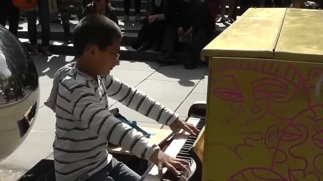 11 year old George plays Beethoven Moonlight Sonata 3rd movement on a Street Piano (huge crowd!) смотреть онлайн
