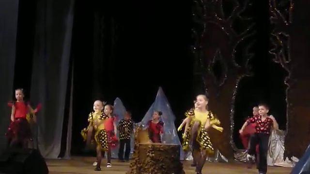 Кристинка танец на НГ 2012.1.MOV смотреть онлайн