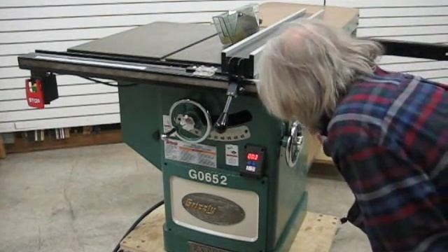 SOLD**Used Grizzly Table Saw Model G0652, US0122 смотреть онлайн