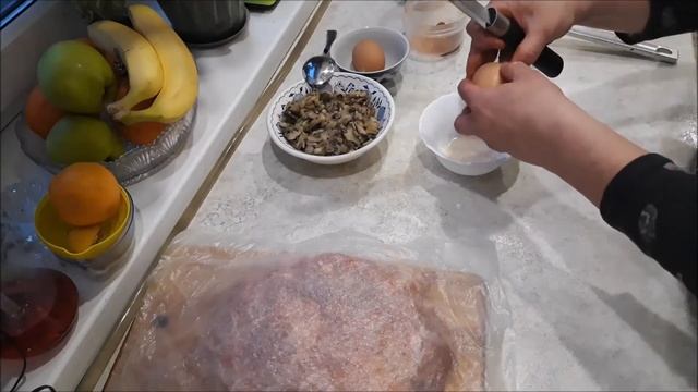 На филе выкладываю начинку и запекаю в духовке. Супер вкусные рулетики из курицы. смотреть онлайн