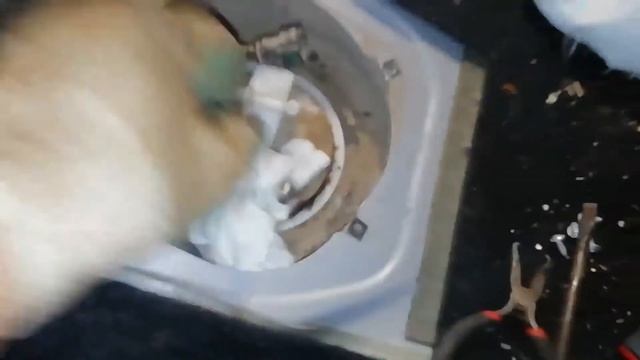 Замена топливного фильтра! Замена фильтра топливного насоса! (сеточка) ЛАДА ГРАНТА Подробно! смотреть онлайн