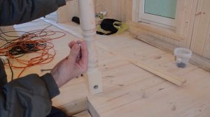 Установка начальных деревянных  столбов лестницы,  перил к полу