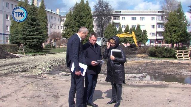 В Новомосковске продолжаются работы по реновации городской площади смотреть онлайн
