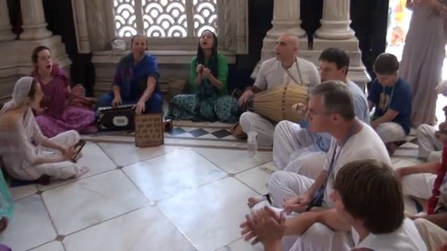 Киртан в самадхи Шрилы Прабхупады смотреть онлайн