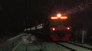 "Вечерняя электричка" ЭД4М-0077 сообщением Егоршино - Ясашная делает остановку на о.п. 125 км