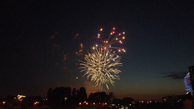 Салют (фейерверк) в День Независимости Беларуси (03.07.2022, Минск, Национальная библиотека) смотреть онлайн
