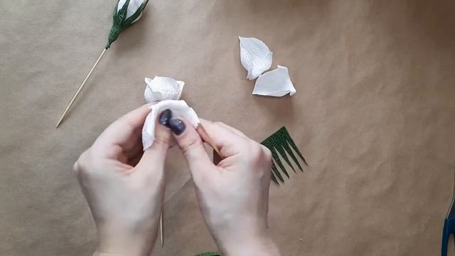 как красиво подарить кофе. розы из гофрированной бумаги с конфетой. смотреть онлайн