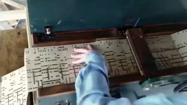 Шарманка на нотной ленте воспроизводит мелодию песни Майкла Джексона Smooth Criminal смотреть онлайн