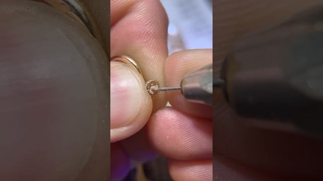 Если жемчуг постоянно выпадает, то это можно исправить навсегда. #ювелир #драгоценныекамни #жемчуг смотреть онлайн