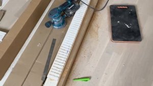 Устанавливаю плинтус на  полукруглую, вогнутую стену.