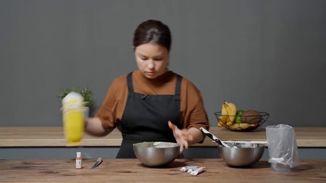 Торт Винни со вкусом клубника-банан и сметаным кремом смотреть онлайн