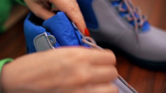 Помощь младшим школьникам со шнуровкой кроссовок и лыжных ботинок. Новый способ шнуровки смотреть онлайн