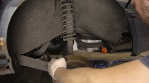 Замена амортизаторов и пружин. Audi 80 b3 ремонт подвески в гараже.