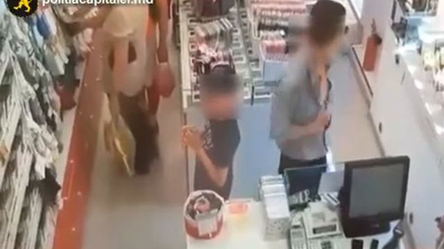 Кража телефона в столичном магазине попала на видео смотреть онлайн