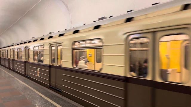 Ретропоезд «Сокольники» отправляется со станции «Кропоткинская» смотреть онлайн