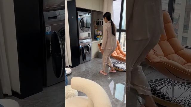 The stewardess with a monthly income of 20,000 came home from get off work and found... Di смотреть онлайн
