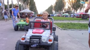 Хелло Китти и Ярослава в Парке Развлечений - Катаемся на Машинках Видео для детей Hello Kitty Toys