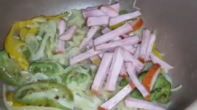 Омлет с колбасой в мультиварке смотреть онлайн