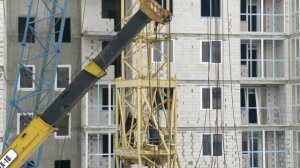 Как разбирают на стройке многоэтажки башенный кран способ демонтажа крана новостройка убирает кран3
