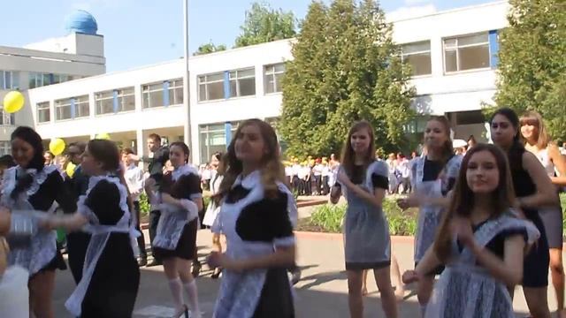 Последний звонок. 1 Гимназия Ульяновск. немного флешмоб"Нас не догонят" смотреть онлайн