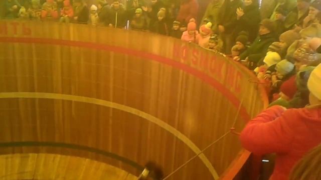 Мотоцикл в бочке смотреть онлайн